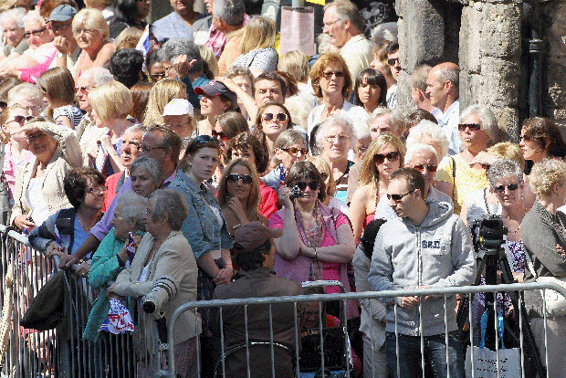 005-crowds.gif 