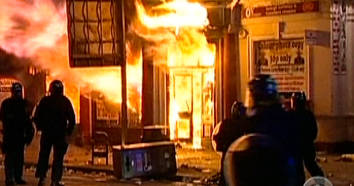London riots said fueled by Blackberry (Really?) - CBS News