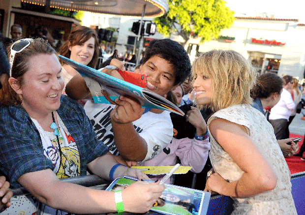 014-glee-g-agron-signs.gif 