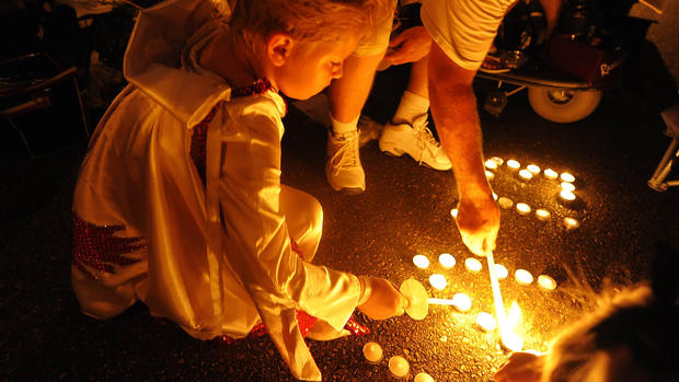 Elvis fans mourn at candlelight vigil 