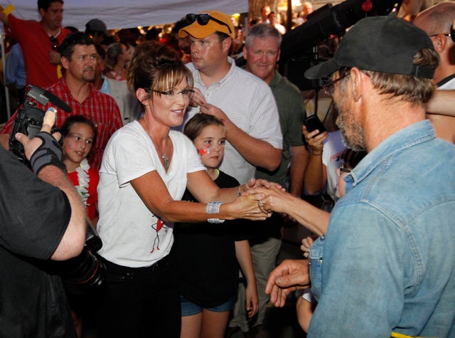 palin-bus-handshake-AP110812029178.JPG 