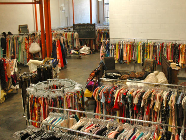10/3 - 2 Broke Girls - Thrift Stores - Shareen Vintage 