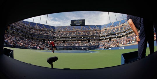 Andy Murray serves to Somdev Devvarman 