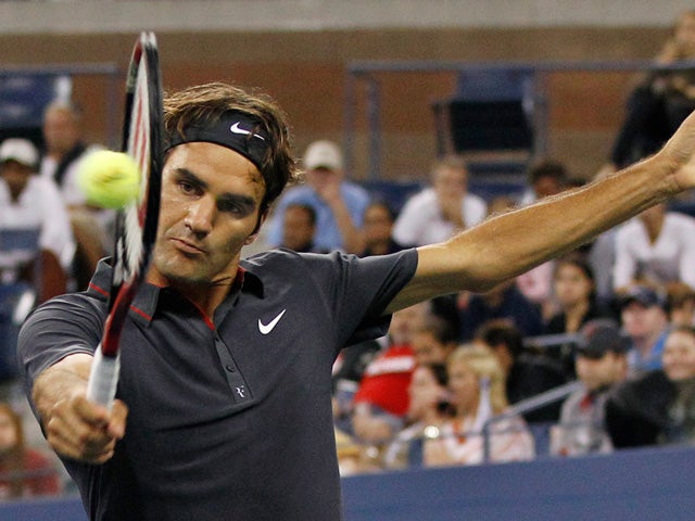 Roger Federer returns to Juan Monaco 