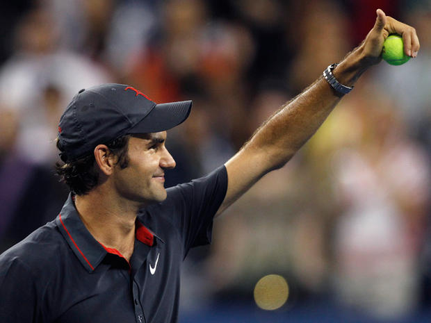 Roger Federer flashes a thumbs up to the crowd 