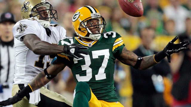 Sam Shields breaks up a pass 