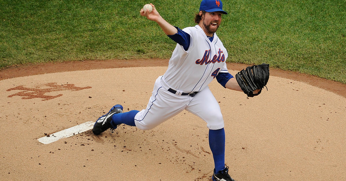 R.A. Dickey takes no-hit bid into seventh as Mets beat Phillies 2