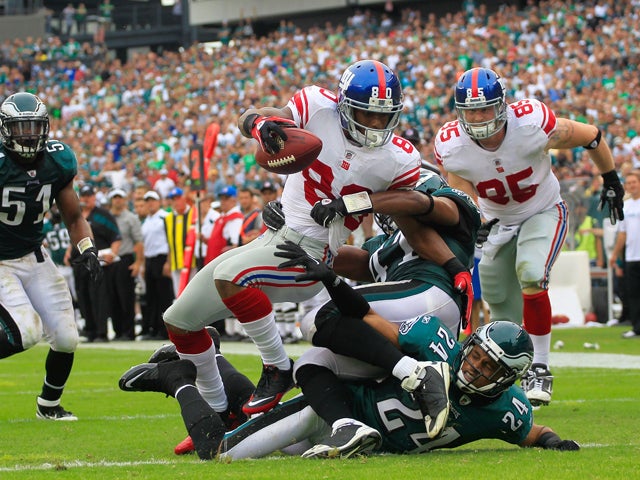 Victor Cruz catches a 28 yard touchdown pass 