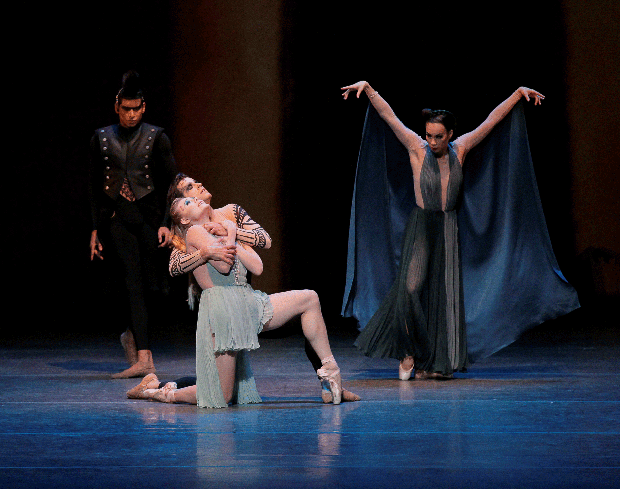 002-ballet-scene.gif 