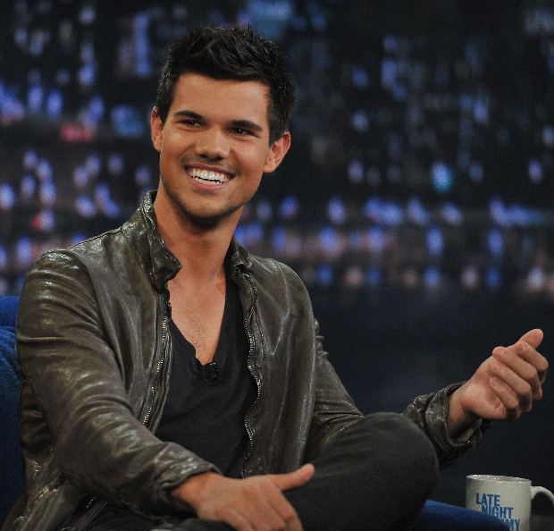 027-lautner-on-frallon.gif 