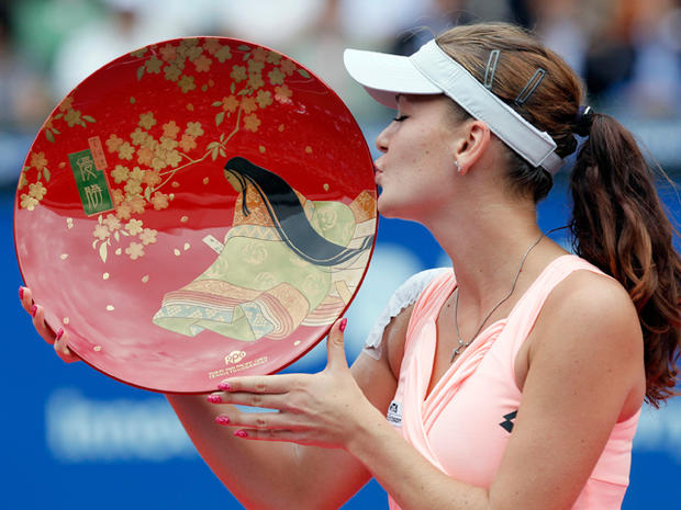 Agnieszka Radwanska kisses the winner's plate  