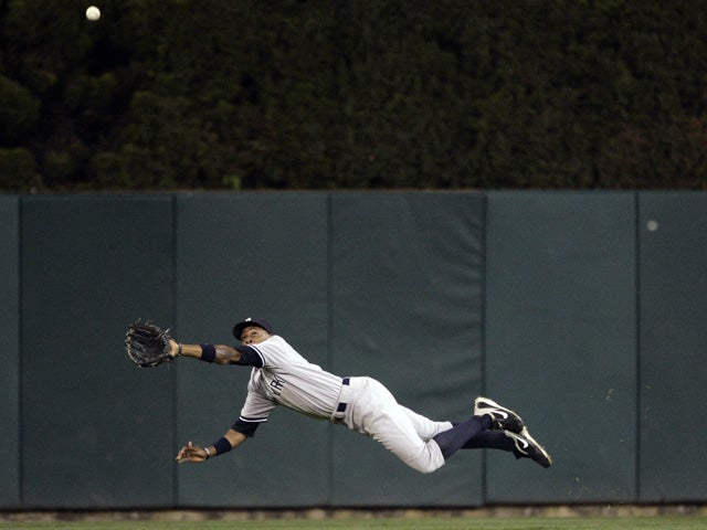 Curtis Granderson stretches to catch the fly ball 