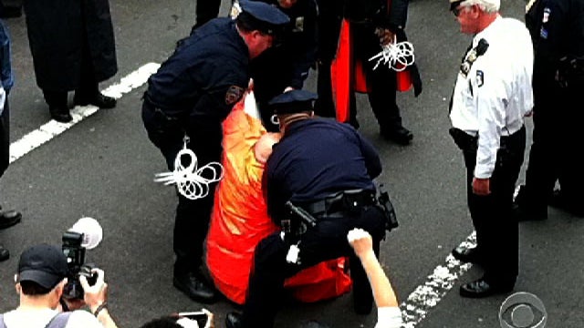 111005-Wall_Street_protest-corralling.jpg 