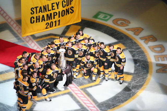 Bruins raise Stanley Cup banner - The Boston Globe