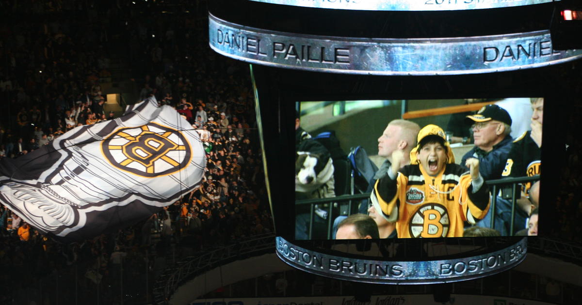 Bruins raise banner to rafters to celebrate 2011 Stanley Cup