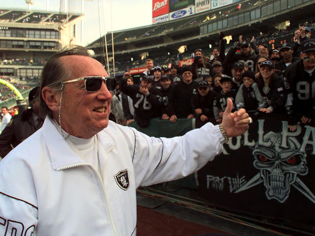 Al Davis gives a thumbs-up to fans  
