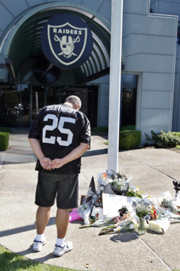 Oakland Raiders fan pays his respects  