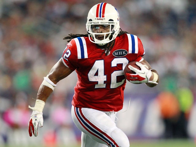 BenJarvus Green-Ellis runs for a gain 