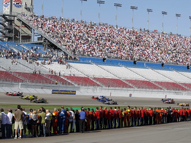 Drivers take five tribute laps in honor of Dan Wheldon 