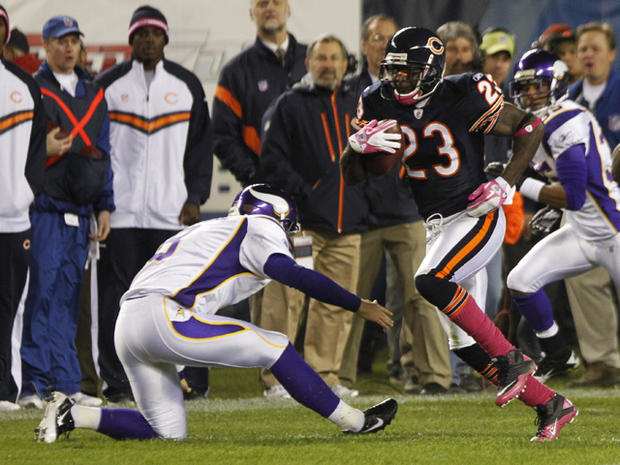 Devin Hester avoids a tackle  