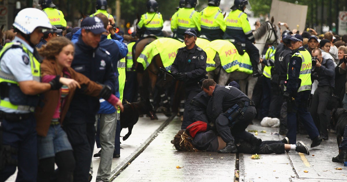 Aussie riot police break up Occupy protest - CBS News