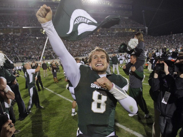Kirk Cousins celebrates the team's 37-31 win  