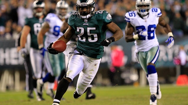 LeSean McCoy rushes  for a gain 