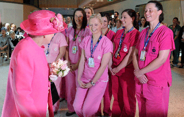 014-brit--queen--nurses.gif 