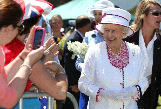 015-brit--queen-in-australi.gif 