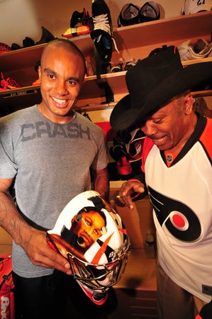 Flyers goalie Ray Emery meets  former boxing champion Joe Frazier 