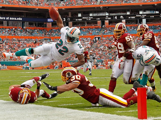 Reggie Bush dives for the endzone 