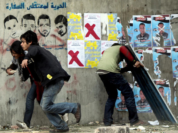 Egyptian protesters run for cover 