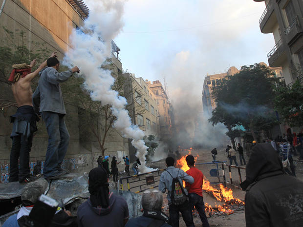 Egyptian protesters clash with security forces 