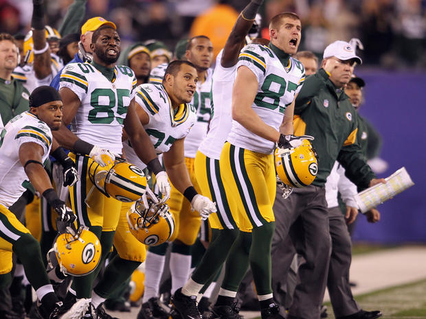 Packers celebrate after Mason Crosby kicked a game-winning field goal 