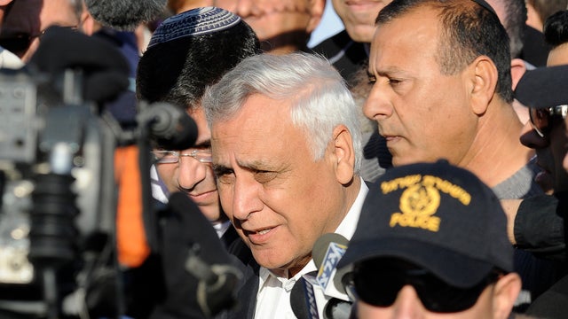 Former Israeli president Moshe Katsav on his way to prison 