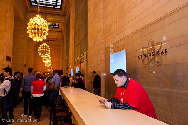 09_apple_store_grand_central_december9opening_cnet.jpg 
