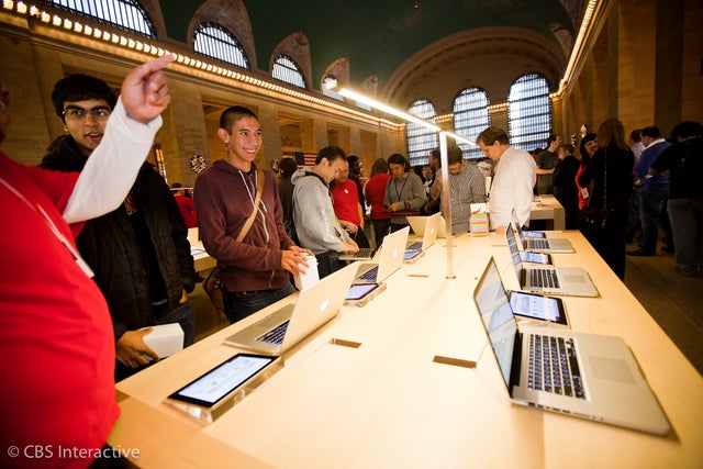 12_apple_store_grand_central_december9opening_cnet.jpg 