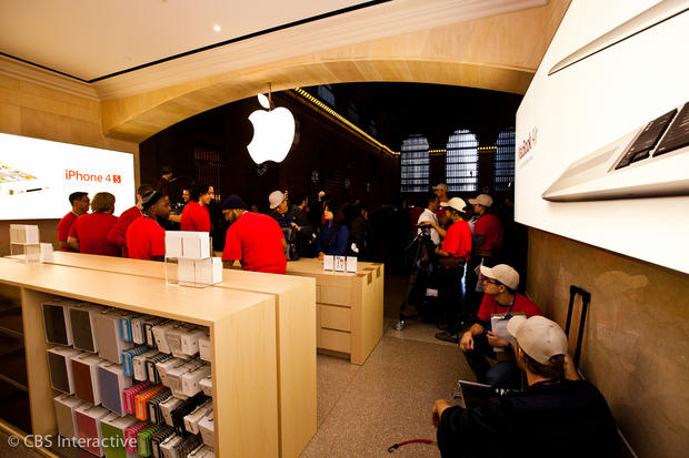14_apple_store_grand_central_december9opening_cnet.jpg 
