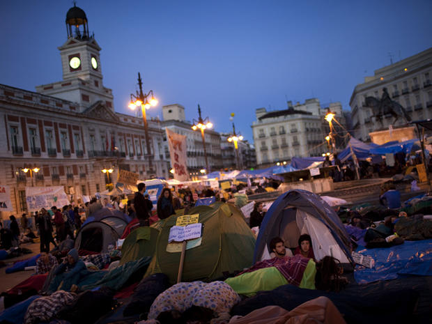 Demonstrators in tents spend the night at Sol square 