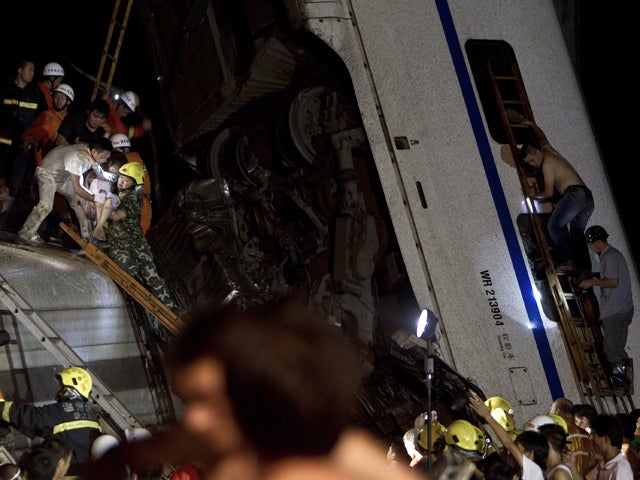workers carry an injured passenge 