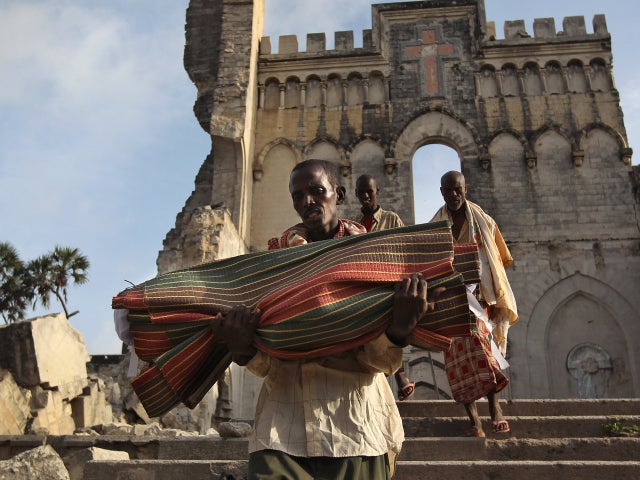 Aden Madow carries the body of Hamza Ali Faysal 