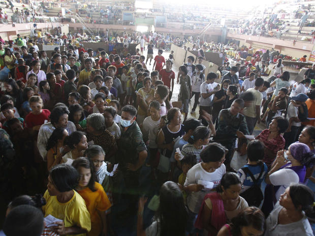Filipno flood evacuees queue up for relief supplies 
