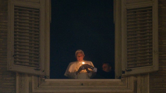 111224-Pope_Benedict_XVI-Christmas_Eve_Mass-AP111224114301.jpg 