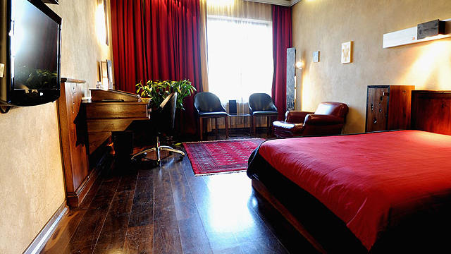 hotel-room.jpg 