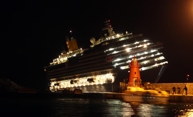 costa-concordia-luxury-cruise-ship-crash-in-italy-41.jpg 