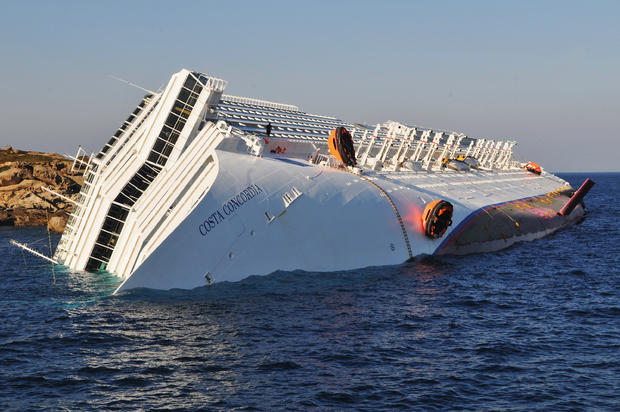 costa-concordia-luxury-cruise-ship-crash-in-italy-32.jpg 