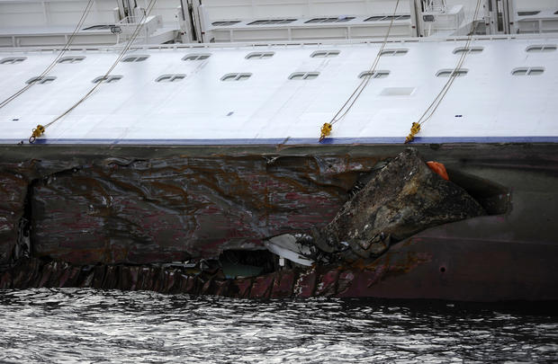 costa-concordia-luxury-cruise-ship-crash-in-italy-52.jpg 