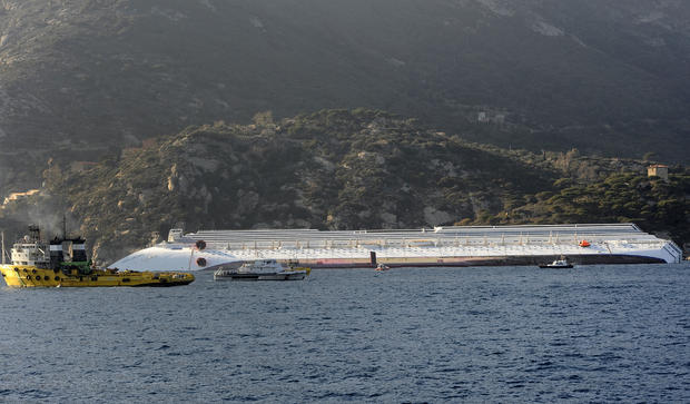 costa-concordia-luxury-cruise-ship-crash-in-italy-122.jpg 