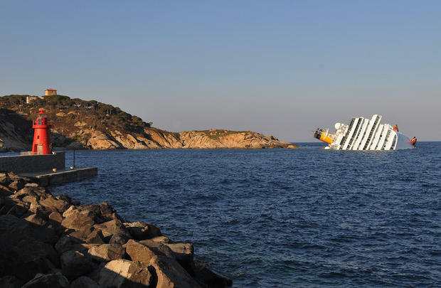 costa-concordia-luxury-cruise-ship-crash-in-italy-112.jpg 