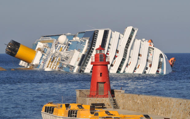 costa-concordia-luxury-cruise-ship-crash-in-italy-81.jpg 